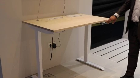 שולחן עמידה עם מחיצה, חשמלי