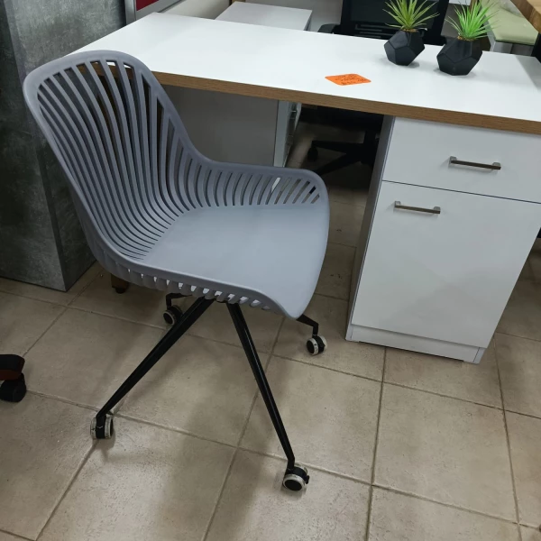 כיסא משרד על גלגלים