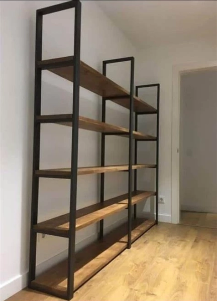 סיפרייה עם מדפים 